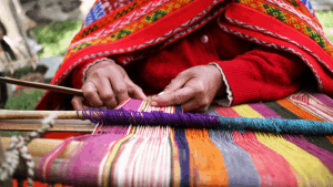 Die sieben Bewusstseinsstufen der Inka-Tradition. Eine Inka Frau sitzt am Webrahmen