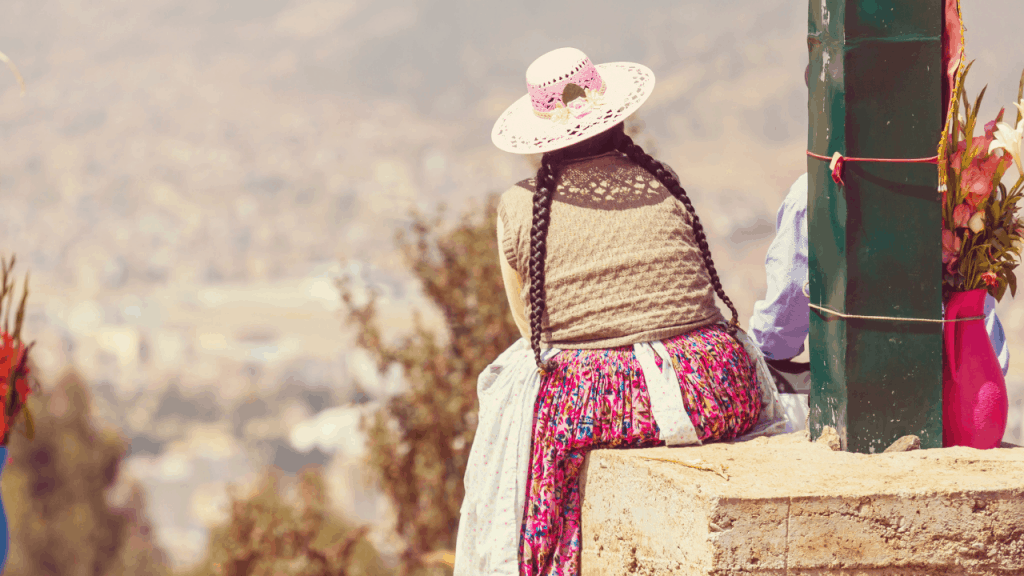 Die sieben Bewusstseinsstufen der Inka-Tradition. Eine Inka Frau in Tracht schaut übers Land
