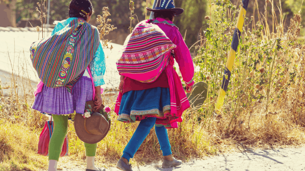 Die sieben Bewusstseinsstufen der Inka-Tradition. Zwei Inka Frauen in ihren farbigen Trachten auf dem Weg zum Markt