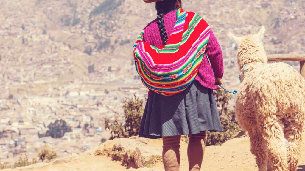 Die sieben Bewusstseinsstufen der Inka-Tradition. Eine Inka Frau führt ein Lama