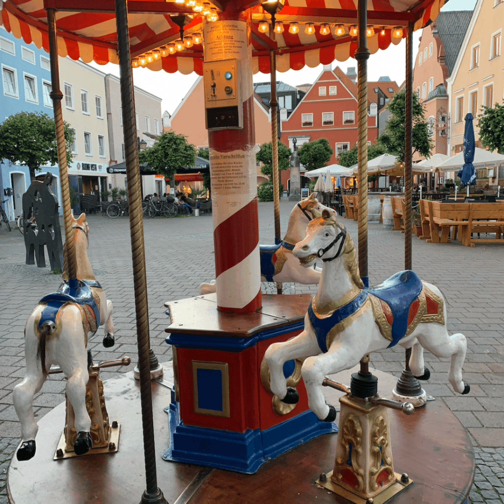 kleines Kinderkarussell auf einem Marktplatz in Erding