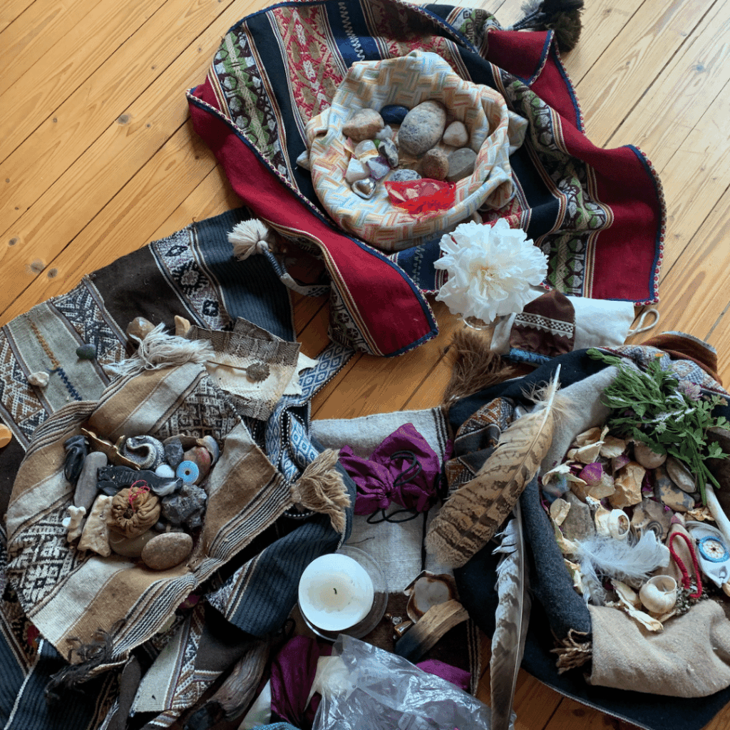 geöffnete Stoffbündel, die Medizinbeutel der andinen Tradition sind